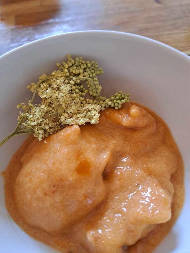 Recette de glace à l&rsquo;abricot et à la reine des prés